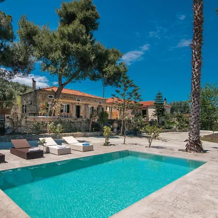 Villa Astarte - The Pine Tree With Pool Makhairádhon