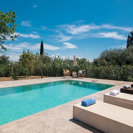 Villa Astarte - The Pine Tree With Pool Makhairádhon